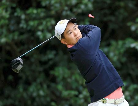 第１日、７アンダーで首位に立った小林匠＝三木ＧＣ