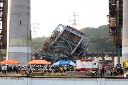 倒壊事故が起きた韓国・蔚山の火力発電所＝６日（聯合＝共同）