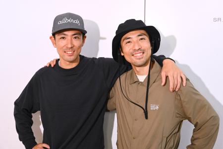 肩を組むノルディックスキー複合男子の渡部暁斗（左）と弟の善斗＝６日、羽田空港