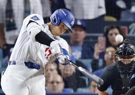 指名打者で出場したワールドシリーズ第３戦、この試合２本塁打目となる同点ソロを放つドジャース・大谷＝ロサンゼルス（共同）