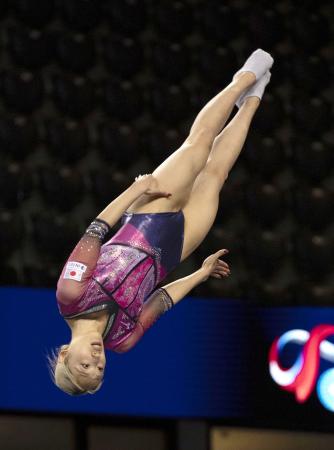 女子個人予選で演技する森ひかる＝パンプロナ（共同）