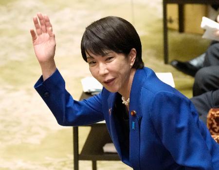 衆院予算委で答弁のため挙手する高市首相＝７日午前