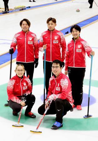 五輪最終予選に向け練習を公開した（前列左から）小穴桃里、青木豪、（後列左から）ＳＣ軽井沢クの小泉聡、柳沢李空、山本遵＝７日、長野県の軽井沢アイスパーク