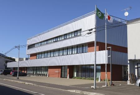 北海道ニセコ町役場＝８月