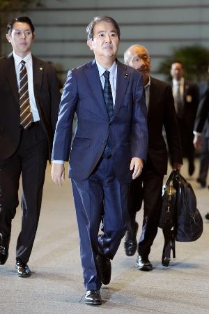 首相官邸に入る石原宏高氏＝１０月