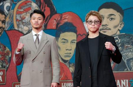 記者会見を終えポーズをとる中谷潤人（左）と井上尚弥＝７日、東京都中央区