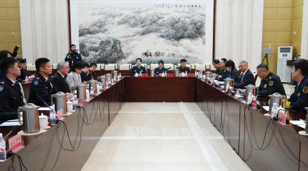 ５日、中国・北京の軍事科学院で交流する自衛隊（左）と中国軍（笹川平和財団提供、共同）