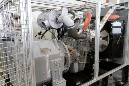 ＪＲ東海が開発する、水素エンジンと蓄電池を使ったハイブリッドシステム＝７日午前、愛知県小牧市