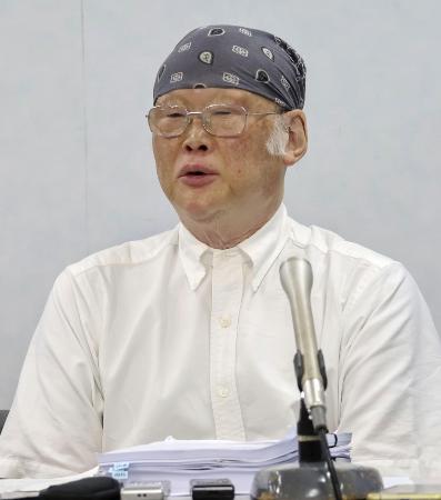 ９月、記者会見する神戸学院大の上脇博之教授＝大阪市北区