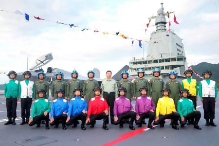 中国軍の新型空母「福建」が就役し、パイロットらと記念撮影する習近平国家主席（後列中央）＝５日、中国海南省三亜市（新華社＝共同）