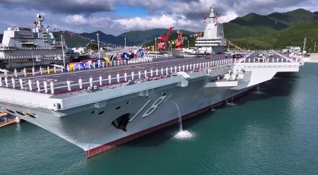 就役した中国軍の新型空母「福建」＝５日、中国海南省三亜市（新華社＝共同）