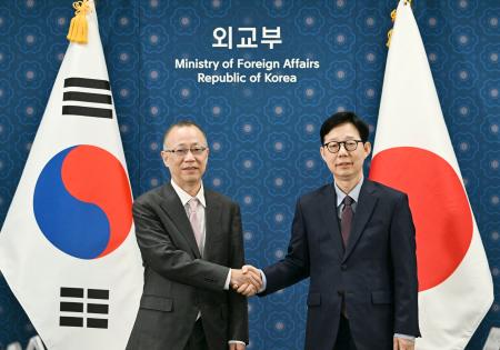 日韓の「戦略対話」に先立ち握手する船越健裕外務事務次官（左）と韓国の朴潤柱外務第１次官＝７日、ソウル（共同）