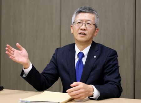 東北電力女川原発２号機が再稼働から１年となり、報道各社のインタビューに応じる阿部正信原子力部長＝７日午後、仙台市