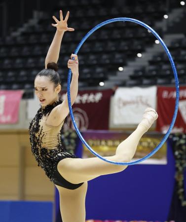 女子個人総合　喜田未来乃のフープ＝高崎アリーナ