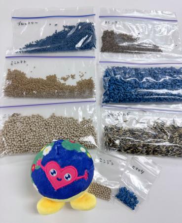 花博マスコットキャラクター「トゥンクトゥンク」のぬいぐるみ。ヒマワリやブロッコリーなどの種子と一緒にロケットで運ばれ、ＩＳＳの日本の実験棟に保管されている（国際園芸博覧会協会提供）