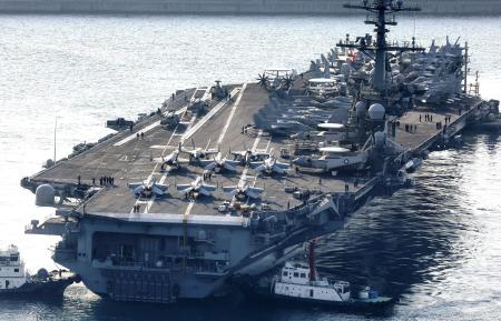 ５日、韓国・釜山に入港した米軍の原子力空母ジョージ・ワシントン（聯合＝共同）