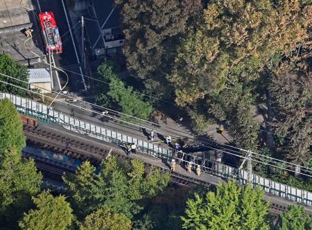東京都の京王井の頭線井の頭公園駅付近で発生した火災の現場周辺の線路＝８日午前１１時１３分（共同通信社ヘリから）
