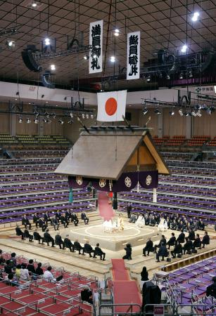 福岡国際センターで営まれた大相撲九州場所の土俵祭り=8日