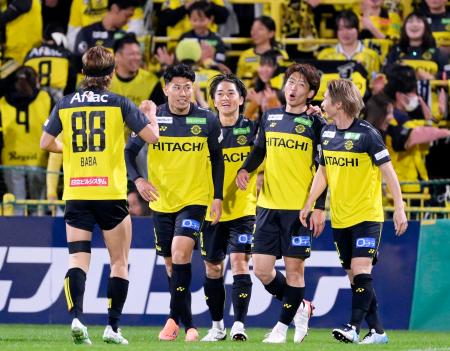 柏―名古屋 後半、名古屋のオウンゴールで先制し、喜ぶ柏イレブン=三協F柏