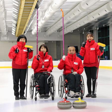 練習後に写真に納まる小川亜希（中央左）、中島洋治（同右）組とコーチら＝東京辰巳アイスアリーナ