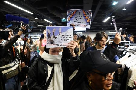 ５日、パリの老舗デパートに「ＳＨＥＩＮ（シーイン）」の店舗がオープンしたことに抗議する人々（ロイター＝共同）