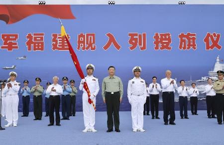 中国軍の新型空母「福建」が就役し、式典に臨む習近平国家主席（手前中央）＝５日、中国海南省三亜市（新華社＝共同）