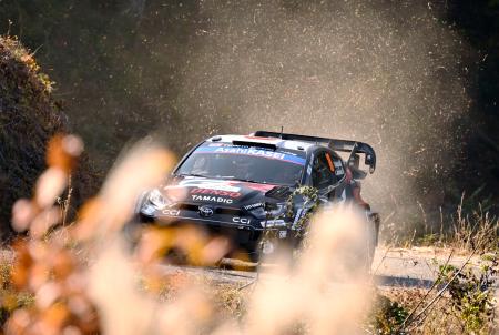 第９競技区間を走行するトヨタの勝田貴元＝岐阜県恵那市