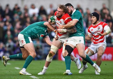 日本―アイルランド　タックルを受けるディアンズ＝ダブリン（ゲッティ＝共同）