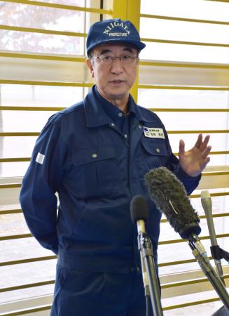 避難訓練を視察後、取材に応じる花角英世新潟県知事＝９日午後、新潟市