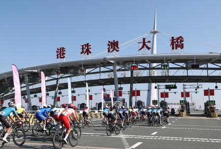 中国の第15回「全国運動会」の自転車レースで「香港・珠海・マカオ大橋」を走る選手=8日(新華社=共同)