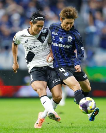 Ｇ大阪―神戸　後半、競り合う神戸・武藤（左）とＧ大阪・黒川＝パナスタ