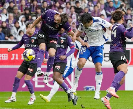 　京都―横浜Ｍ　前半、ヘディングで先制ゴールを決める横浜Ｍ・谷村（右から２人目）＝サンガＳ