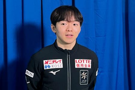 　優勝から一夜明け、取材に応じる鍵山優真＝９日、大阪府門真市