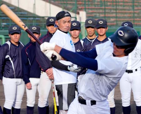 ティー打撃を指導するイチローさん=8日、新潟県長岡市