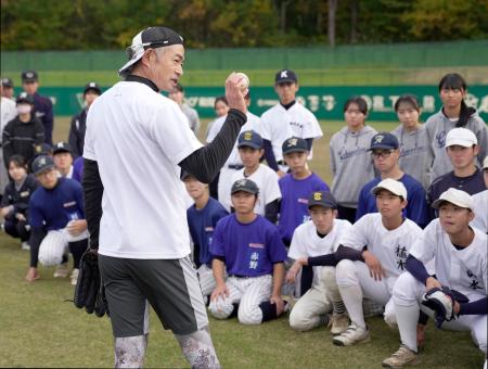 高校生たちを指導するイチローさん=8日、新潟県長岡市