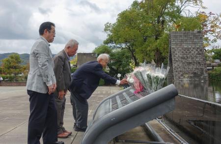 長崎市の平和公園で献花する「東友会」のメンバーら＝９日午後