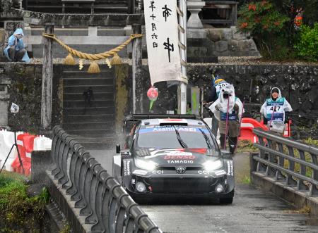 第１６競技区間を走行するトヨタの勝田貴元＝愛知県豊田市