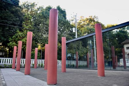 　国衙地区の建物跡に柱を復元した一角＝東京都府中市
