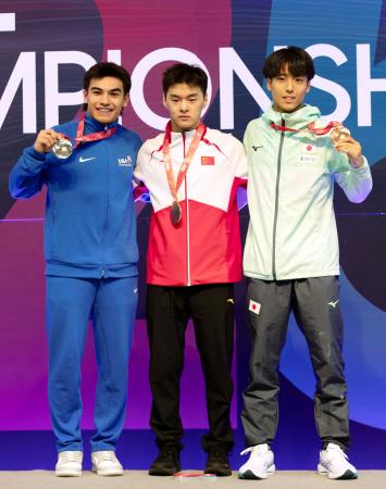 　男子個人の表彰式で銅メダルを手にする宮野隼人（右）＝パンプロナ（共同）