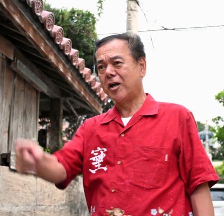 沖縄県南城市議選の投票が始まり、取材に応じる古謝景春市長＝９日午後、南城市