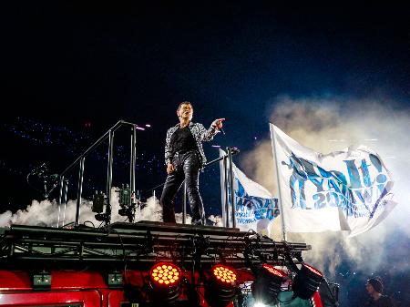 大型車ハマーに乗って会場内を一周する矢沢永吉＝東京ドーム（撮影・ＨＩＲＯ　ＫＩＭＵＲＡ）