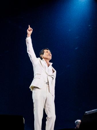 　ステージで天を指さす矢沢永吉＝東京ドーム（撮影・ＨＩＲＯ　ＫＩＭＵＲＡ）