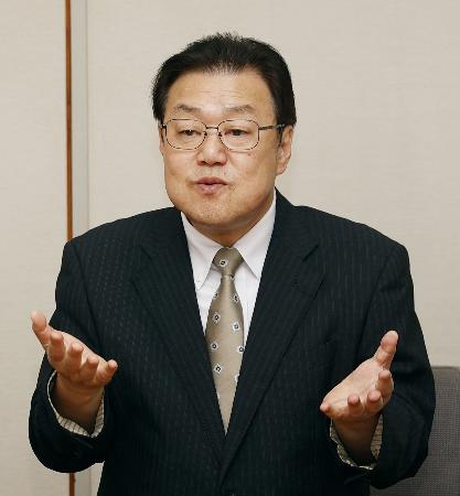 １０月２日、茨城県神栖市長選の告示に先立ち記者会見する石田進氏＝神栖市