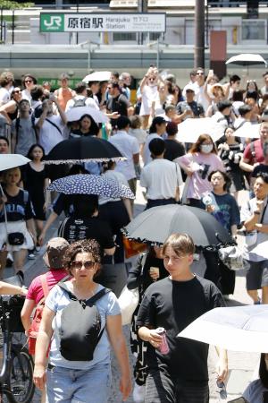 外国人観光客らで混雑する東京・原宿の竹下通り=6月
