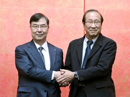 　対談を終え握手する、ノーベル生理学・医学賞に選ばれた坂口志文大阪大特任教授（左）と化学賞に選ばれた北川進京都大特別教授＝１０日午後、京都市左京区