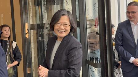 ９日、ベルリンに到着した台湾の蔡英文前総統（中央通信社＝共同）