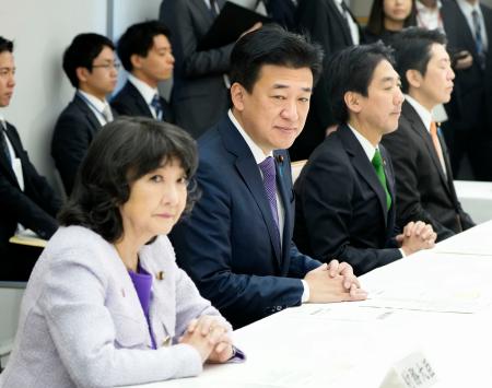 給与関係閣僚会議に臨む木原官房長官（左から２人目）ら＝１１日午前、首相官邸
