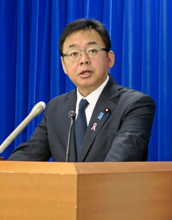 記者会見する上野厚労相＝１１日午前、厚労省