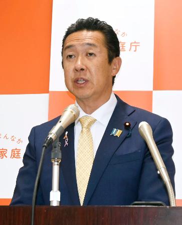 記者会見する黄川田沖縄北方担当相＝１１日午前、内閣府