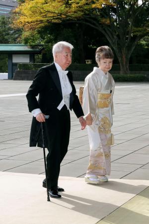 大綬章の親授式に向かう尾辻秀久前参院議長（左）＝１１日午前、宮殿・南車寄